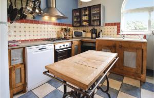 una cocina con una mesa de madera en el medio. en 6 Bedroom Awesome Home In Hericourt-en-caux, en Héricourt-en-Caux