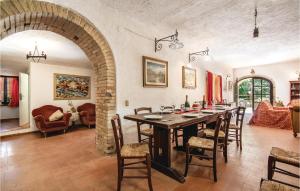 Roselli في Roselli: غرفة طعام كبيرة مع طاولة وكراسي