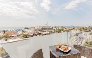Un balcón con una mesa con bebidas y vistas al océano. en Sul Mare, en Lido di Camaiore