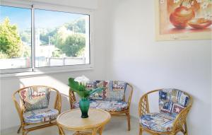 Habitación con 3 sillas, mesa y ventana en Gorgeous Home In Trévou Treguignec, en Trévou-Tréguignec