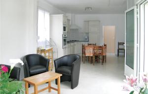 cocina y sala de estar con sillas y mesa en Gorgeous Home In Trévou Treguignec, en Trévou-Tréguignec