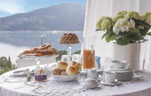 un tavolo con colazione a base di cornetti e prodotti da forno di Villa Lago Dei Cigni a Predore