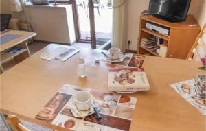 stół z dwoma kubkami i magazynem w obiekcie Amazing Apartment In Medebach-ddinghausen With Wifi w mieście Medebach