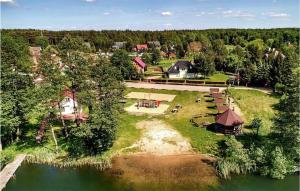 eine Luftansicht eines Resorts mit Fluss und Bäumen in der Unterkunft 3 Bedroom Amazing Home In Parzensko in Nowogródek Pomorski
