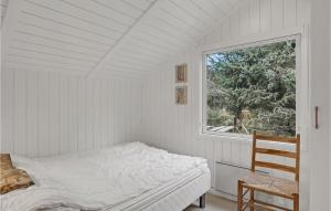 FjerritslevにあるAmazing Home In Fjerritslev With 3 Bedrooms, Sauna And Wifiの白いベッドルーム(ベッド1台、窓付)