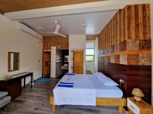 Postel nebo postele na pokoji v ubytování Finolhu Beach Guest House