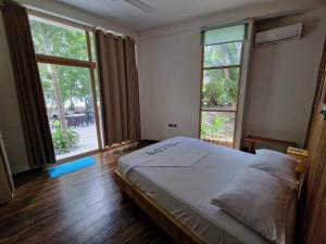 Postel nebo postele na pokoji v ubytování Finolhu Beach Guest House