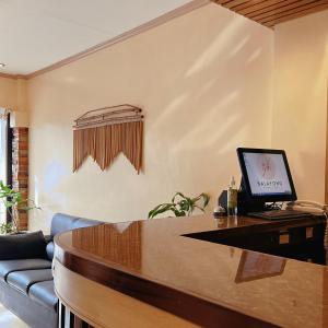 - un salon avec un bureau et un ordinateur dans l'établissement Balayong Pension, à Puerto Princesa