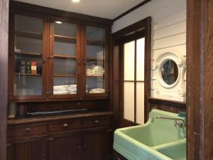 ein Bad mit einem Waschbecken und einem Spiegel in der Unterkunft Hudson Valley Retreat in Downtown Hudson, NY - Sleeps 16-20 in Hudson