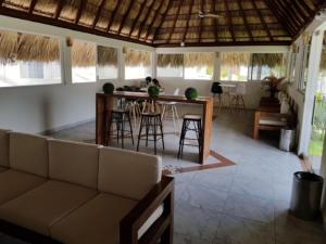 ein Wohnzimmer mit einem Sofa, einem Tisch und Stühlen in der Unterkunft Acapulco diamante departamento con playa ecológico in Acapulco
