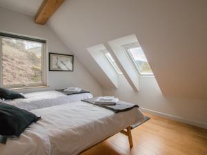 - 2 lits dans une chambre avec 2 fenêtres dans l'établissement Corlach, à Kintraw