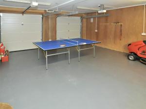 - une table de ping-pong dans un garage dans l'établissement Corlach, à Kintraw
