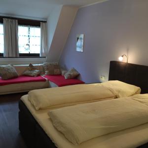 Una cama o camas en una habitación de Marktschänke