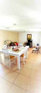 sala de estar con mesa blanca y sillas en Amanecer apartamentos en Luján de Cuyo
