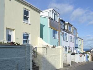 a row of houses behind a white fence at Samphire Cottage in Brixham