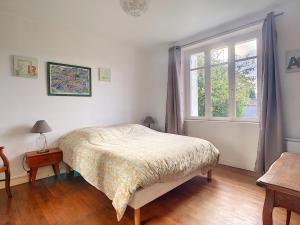 a bedroom with a bed and a window at Maison Morgat, 5 pièces, 6 personnes - FR-1-370-54 in Crozon