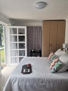 Un dormitorio con una cama grande y una bandeja. en Linda's Margate Place 7 Lyndhurst, en Margate