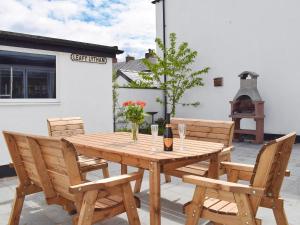 drewniany stół z krzesłami i butelkę wina w obiekcie Mulberry House w mieście Lytham St Annes