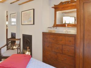 ein Schlafzimmer mit einer Kommode und einem Spiegel in der Unterkunft Mouse House in Hastings