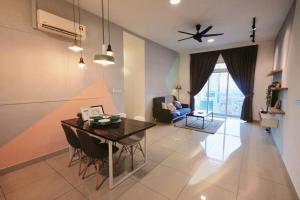 - un salon avec une table et une salle à manger dans l'établissement Twin galaxy muji style#high floor super nice view # condo have infinity pool ,badminton court#mini mark, à Johor Bahru