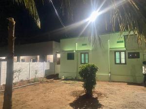 un bâtiment vert avec une lumière au-dessus dans l'établissement Castle50 - Green Villa homestay, à Coimbatore