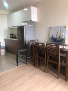 セブシティにあるJojies Crib Horizons101 one bedroom Suite Penthouseのテーブルと椅子と冷蔵庫のあるキッチン