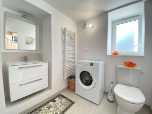 a bathroom with a washing machine and a toilet at Maison calme avec jardin privé, 4 couchages, proche de La Baule - FR-1-245-176 in Saint-André-des-Eaux