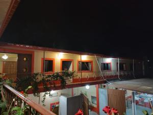 a building with a balcony at night at Hotel D Silva in Tochimilco