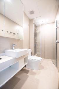 La salle de bains est pourvue de toilettes, d'un lavabo et d'une douche. dans l'établissement Căn hộ cao cấp The Sóng Vũng Tàu, à Vung Tau