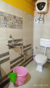uma casa de banho com um WC, um lavatório e um balde em Rambler's Nesting Homestay em Darjeeling