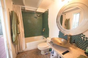 Bilik mandi di Cute Guest Suite in Kailua with AC!!!