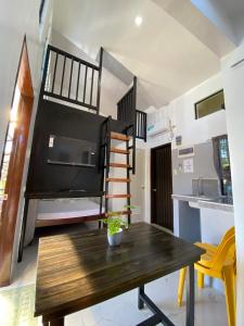 Villa Kendra في موالبوال: غرفة بسرير بطابقين وطاولة خشبية