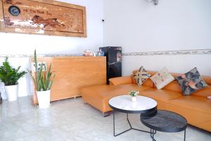 a living room with a couch and a table at Thinh Khang Guesthouse in Buon Ma Thuot