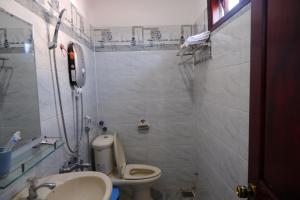 łazienka z toaletą i umywalką w obiekcie Thinh Khang Guesthouse w mieście Buôn Ma Thuột