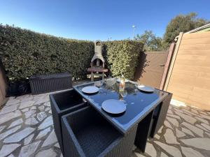 niebieski stół z płytami na patio w obiekcie Pavillon avec Terrasse, Piscine et BBQ - 600m Plage, 4 Pers - FR-1-701-41 w mieście Vendres +4 zdjęcia