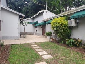 ein Haus mit einem Gehweg neben einem Gebäude in der Unterkunft Northlands Manor in Durban