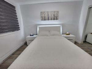 Een bed of bedden in een kamer bij 4 Bedrooms Beautiful Townhouse