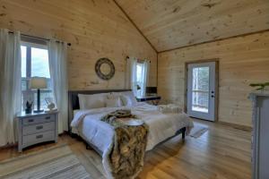 sypialnia z łóżkiem w drewnianym domku w obiekcie Peaceful, Rustic, Luxurious, Breathe In Mountains! w mieście Copperhill