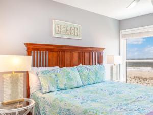 1 dormitorio con cama y ventana en Tybee Lights 110C en Tybee Island