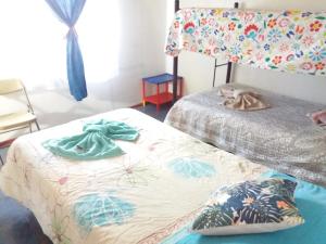 um quarto com 2 camas e toalhas em Cabañas y Hostal Vai Hinaaro em Hanga Roa