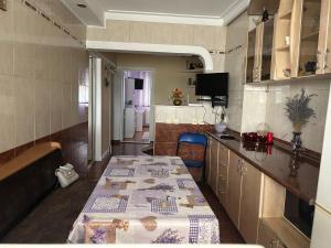 une cuisine avec une table au milieu dans l'établissement Apartament Onesti, à Onești