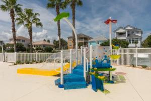 um parque infantil com escorrega e um parque aquático em SouthernVilla Ticket to Paradise em Palm Coast