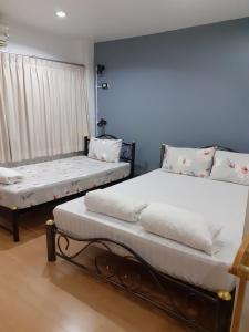 - une chambre avec 2 lits et une fenêtre dans l'établissement BaanSu Hostel, à Bangkok