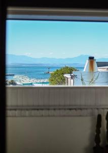 una ventana con vistas al océano en HARBOUR VIEW FUNKY AND ECLECTIC TWO BEDROOM HOME en Mossel Bay