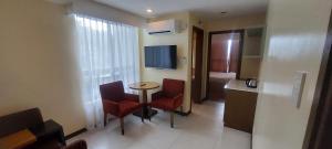 TV a/nebo společenská místnost v ubytování One Tagaytay Place Hotel Suites OFFICIAL ACCOUNT