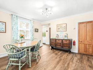 a dining room with a table and chairs at Cosy Cottage in Lyndhurst