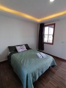 um quarto com uma cama com duas toalhas em Cabaña Villa Sol em Tonalá