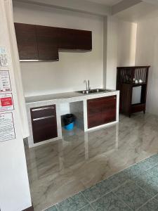 Kuchyň nebo kuchyňský kout v ubytování Chirin Home ฌิรินทร์โฮม