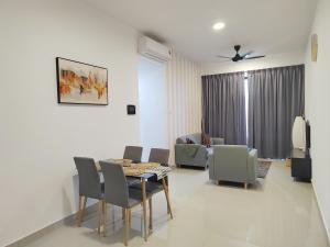 - une salle à manger et un salon avec une table et des chaises dans l'établissement NEW! 3R2B ~ 3Mins Walk to Sunway Velocity 中文房东, à Kuala Lumpur