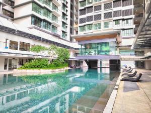 - une piscine au milieu d'un bâtiment dans l'établissement NEW! 3R2B ~ 3Mins Walk to Sunway Velocity 中文房东, à Kuala Lumpur